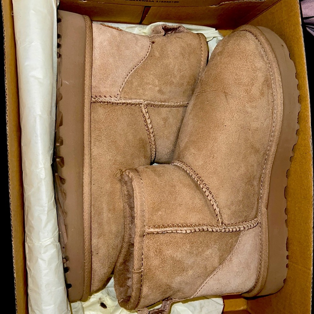 Woman classic mini UGG’s